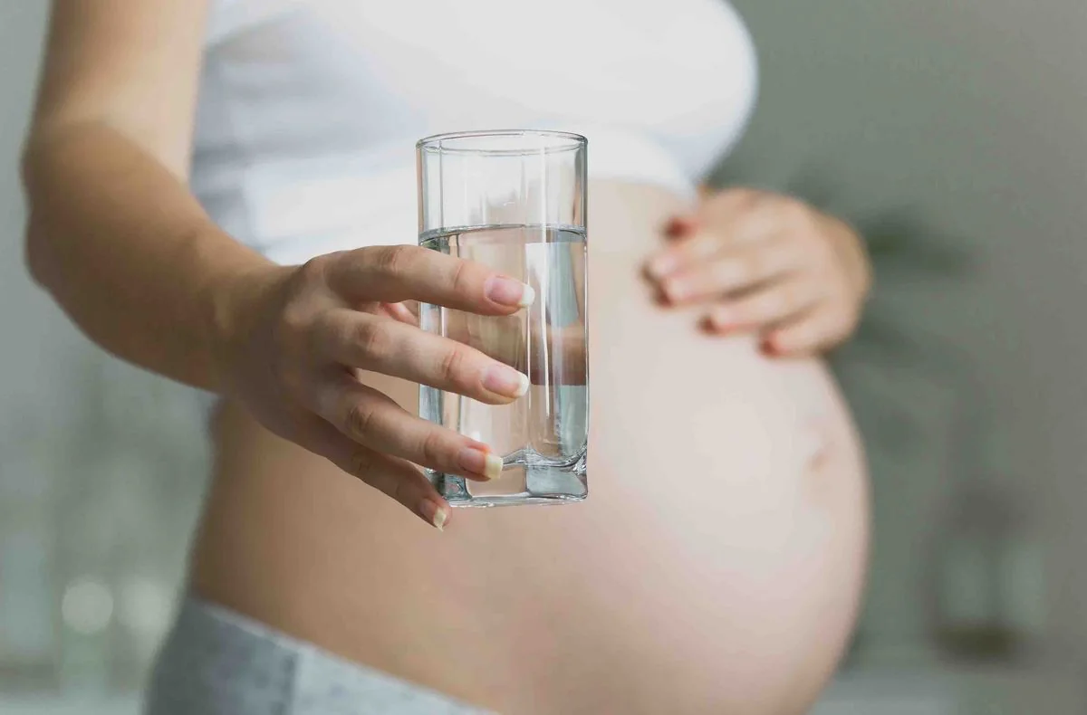 ¿Cuál es la mejor agua para preparar el biberón de un bebé?