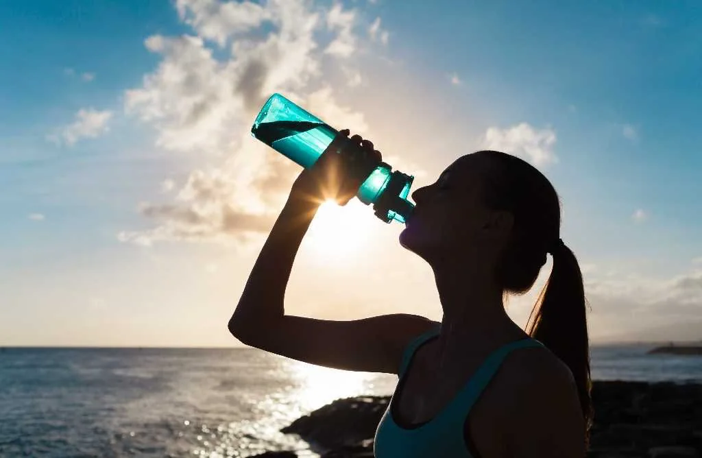 ¿Cuánta agua hay que beber al día?