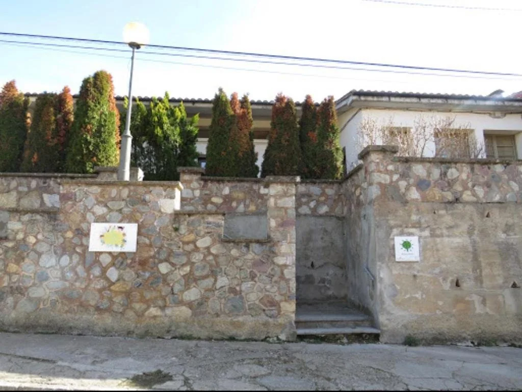 El Ayuntamiento de Alàs i Cerc apuesta por la vuelta al cole más segura gracias a la eliminación de productos químicos.