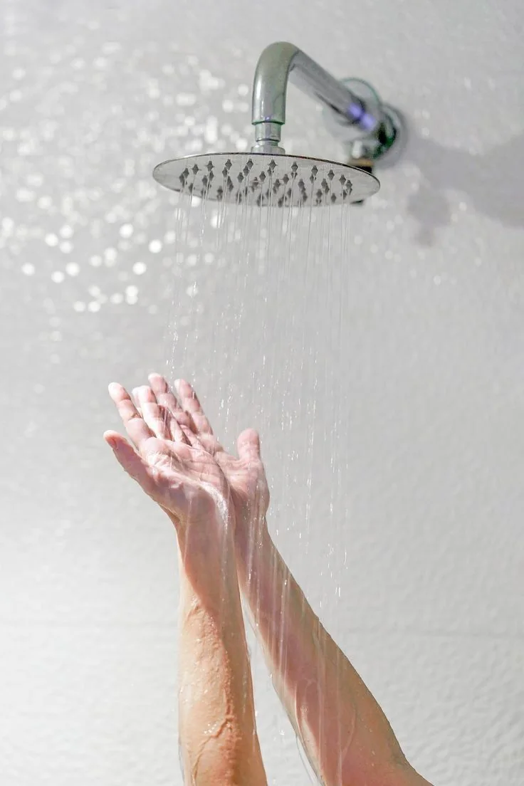 ¿La cal del agua puede resecar la piel y el cabello?