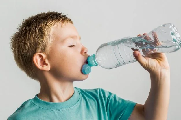 ¿Por qué los niños no quieren beber agua del grifo?
