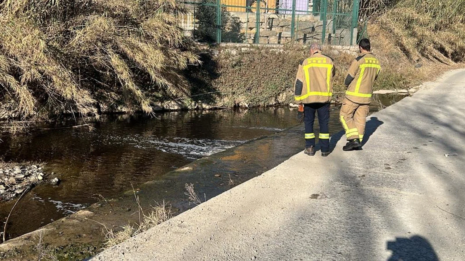 El derrame de 20.000 litros de gasóleo en el río Anoia alerta a la comarca